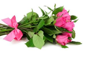 boeket rozen met roze lint