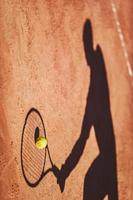 schaduw Aan een tennis rechtbank foto