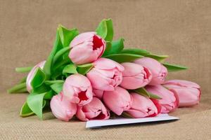 boeket roze tulpen met satijnen lint foto