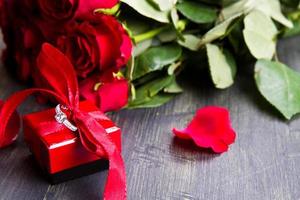 Valentijnsdag rode rozen en geschenkdoos foto