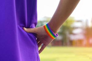 een jong Aziatisch lgbt vervelend regenboog polsbandjes Holding handen Aan de taille, tonen de symbool van de lgbt mensen en transgender trots en lgbt sociaal bewegingen.. foto