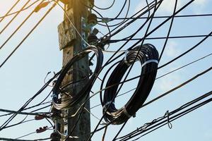 draad en internet kabel verpakt in een spoel Aan een lantarenpaal op zoek rommelig, slordig, onaantrekkelijk. zacht en selectief focus. foto