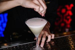 prachtig versierd cocktail in een nachtclub, mensen drinken een drinken foto