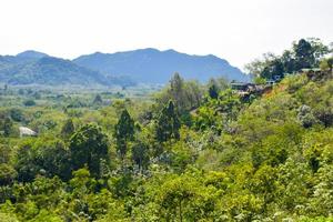 resorts en berg in zuidelijk Thailand foto