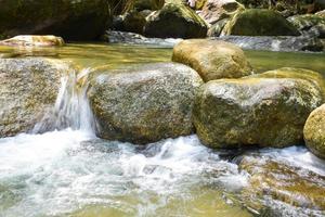 groot rotsen en watervallen in zuidelijk Thailand reizen foto