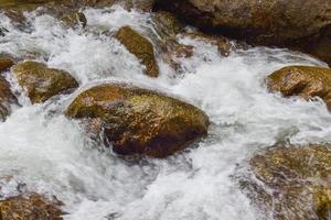 groot rotsen steen en watervallen in zuidelijk Thailand reizen foto