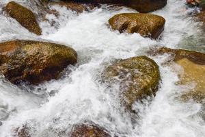 groot rotsen steen en watervallen in zuidelijk Thailand reizen foto