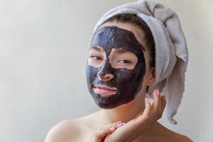 vrouw toepassen zwart voedzaam masker Aan gezicht foto