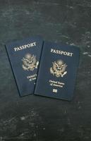 twee Amerikaanse paspoorten op zwarte achtergrond