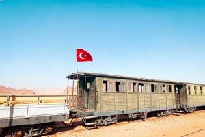 wadi rum, Jordanië, 2022 - toerist avontuur rijden ervaring hijaz spoorweg trein van 1916. Super goed Arabisch opstand strijders aanval in wadi rum. populair activiteiten Jordanië foto