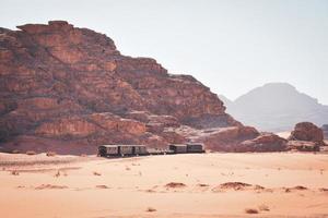 wijnoogst trein in woestijn. toerist avontuur rijden ervaring hijaz spoorweg trein van 1916. Super goed Arabisch opstand strijders aanval in wadi rum. populair activiteiten Jordanië foto