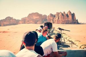 toerist avontuur rijden ervaring hijaz spoorweg trein van 1916. Super goed Arabisch opstand strijders aanval in wadi rum. populair activiteiten Jordanië foto