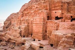 Koninklijk graven structuren in oude stad van petra, Jordanië. het is weten net zo de plaatselijk. petra heeft LED naar haar aanwijzing net zo UNESCO wereld erfgoed plaats foto