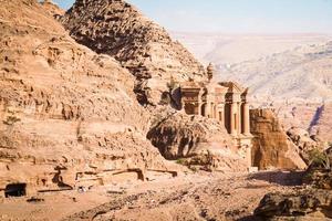 panorama van advertentie hun, de klooster tempel van petra, Jordanië foto