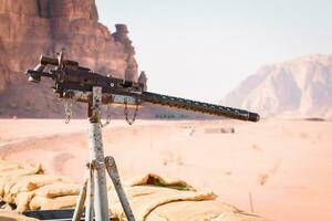 oud machine geweer Aan wagon in wadi rum woestijn trein rijden in Jordanië foto