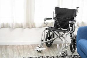 rolstoelen in de huis. zelfzorg patiënten met mobiliteit. modern rolstoel in leeg kamer, ruimte voor tekst. medisch uitrusting foto