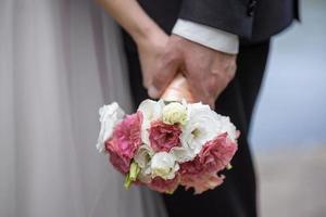 de bruid houdt een bruiloft boeket in haar handen, bruiloft dag bloemen. foto