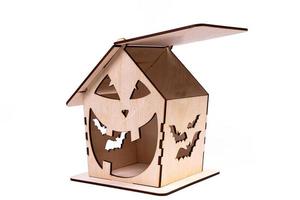 halloween houten huizen symbool met metaal sleutel Aan wit achtergrond. echt landgoed, verzekering concept, foto