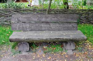 verweerd oude houten bank langs spoor in park in hout foto