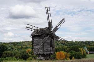 zomer landschap met een oud houten molen foto