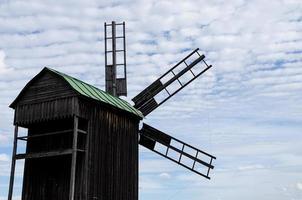 zomer landschap met een oud houten molen foto