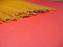 spaghetti van twee types Aan de tafel. boekweit pasta. Italiaans voedsel. lang pasta. Koken voedsel. foto