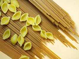 spaghetti van twee types Aan de tafel. schelpen en boekweit pasta. Italiaans voedsel. lang pasta. Koken voedsel. foto