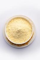 besan, gram meel of kikkererwten meel is een poeder gemaakt van grond kikkererwten bekend net zo Bengalen gram foto