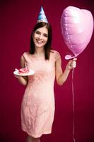 vrouw met hartvormige ballon en donut met kaars foto
