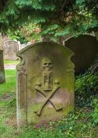 oude grafsteen in een Engels kerkhof