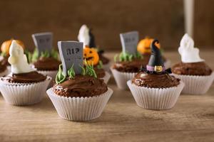 groep helloween cupcakes op houten tafel foto