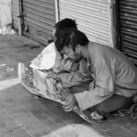 oud delhi, india, 15 april 2022 - niet-geïdentificeerde groep mannen die door de straten van oud delhi lopen, straatfotografie van de chandni chowk-markt van oud delhi tijdens de ochtendtijd, oude delhi straatfotografie foto