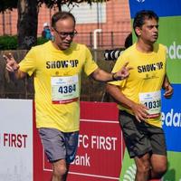 nieuw Delhi, Indië - oktober 16 2022 - vedanta Delhi voor de helft marathon ras na covid in welke marathon deelnemers over naar kruis de af hebben lijn, Delhi voor de helft marathon 2022 foto