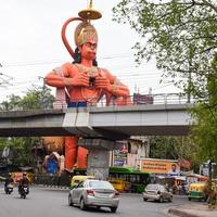 nieuw Delhi, Indië - juni 21, 2022 - groot standbeeld van heer Hanuman in de buurt de Delhi metro brug gelegen in de buurt karol zak, Delhi, Indië, heer Hanuman groot standbeeld aanraken lucht foto