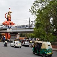 nieuw Delhi, Indië - juni 21, 2022 - groot standbeeld van heer Hanuman in de buurt de Delhi metro brug gelegen in de buurt karol zak, Delhi, Indië, heer Hanuman groot standbeeld aanraken lucht foto