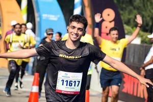 nieuw Delhi, Indië - oktober 16 2022 - vedanta Delhi voor de helft marathon ras na covid in welke marathon deelnemers over naar kruis de af hebben lijn, Delhi voor de helft marathon 2022 foto