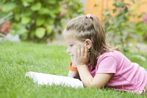 meisje dat een boek in het park leest