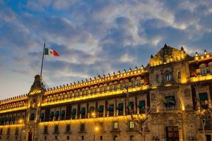 nationaal paleis met vlag van Mexico foto