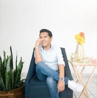 gelukkig mannetje psycholoog zittend in zijn kantoor foto