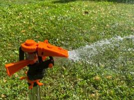 automatisch groen gras sproeier, water sproeier voor gieter gazon planten foto