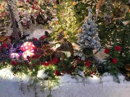 Kerstmis decoraties Aan de boom. kunstmatig spar, naast het dieren gemaakt van kunstmatig materialen. vos zit De volgende naar rood champignons. schattig winter Woud foto