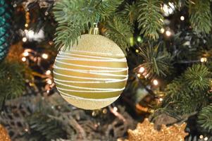 nieuw jaar decoratie accessoires. feestelijk slingers, presenteert, cadeaus en lichten in de buurt de Kerstmis boom. voorbereidingen treffen naar vieren winter vakantie foto