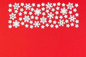 top visie van wit sneeuwvlokken Aan kleurrijk achtergrond. winter weer concept met kopiëren ruimte. vrolijk Kerstmis concept foto