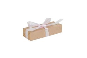 geschenk doos met roze lint geïsoleerd Aan wit achtergrond. vakantie concept u u ontwerp. perspectief visie foto