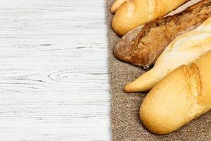brood van brood Aan een wit rustiek tafel. baguette brood foto