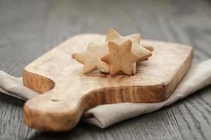zelfgemaakte gemberkoekjes in stervorm op olijf boord