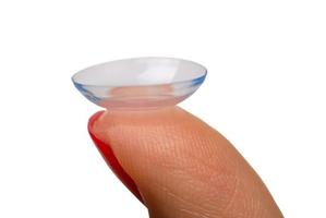 vrouw vinger met contact lens geïsoleerd Aan wit foto