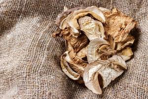 droog porcini champignons Aan zak. top visie foto