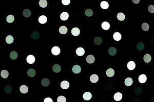 ongericht abstract kleurrijk bokeh zwart achtergrond. onscherp en wazig veel ronde groen licht foto
