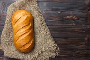 vers brood Aan houten tafel. top visie met ruimte voor tekst foto